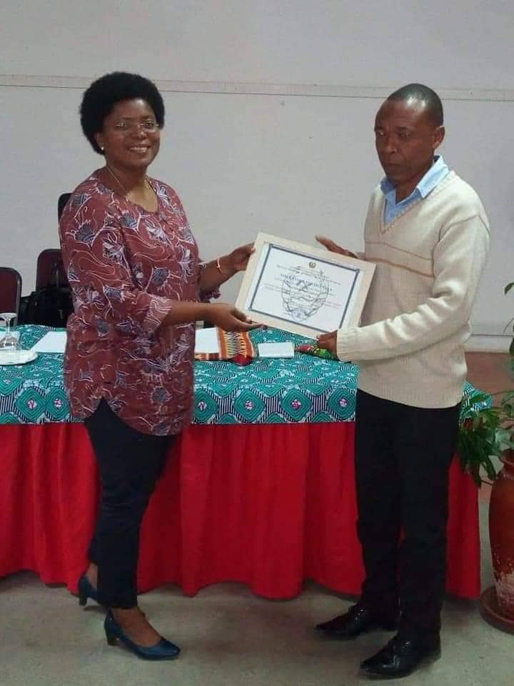 إدارة المرأة والشؤون الاجتماعية تمنح مكتب جمعية الدعوة الإسلامية العالمية بموزمبيق شهادة تقدير .