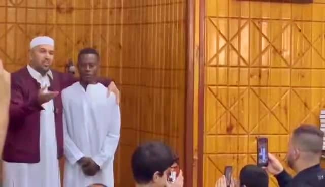 نطق الشهادتين في مسجد جمعية الدعوة الإسلامية (فيديو)